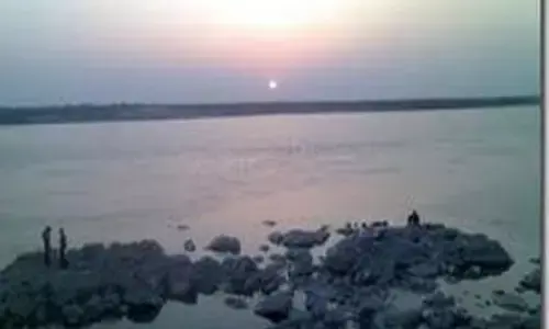 Bihar News : मुंगेर में गंगा में नाव पलटी, 6 लोग बाल-बाल बचे