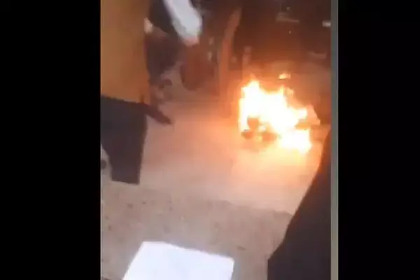 Meerut News: किसान ने SDM दफ्तर के सामने खुद को लगाई आग, हालत गंभीर,  DM ने 48 घंटे में मांगी रिपोर्ट...