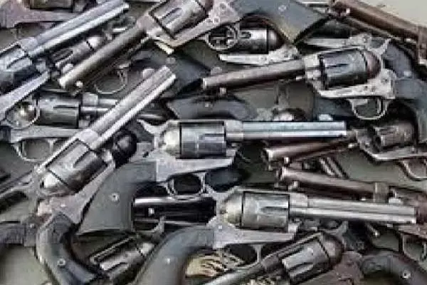 Bihar News: मुंगेर में मिनी गन फैक्ट्री का भंडाफोड़, भारी मात्रा में हथियार बरामद, तस्कर गिरफ्तार
