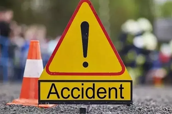 Uttar Pradesh News: झांसी में भीषण सड़क हादसा, कोहरे का शिकार हुआ ट्रैक्टर-ट्राली, 3 की मौत