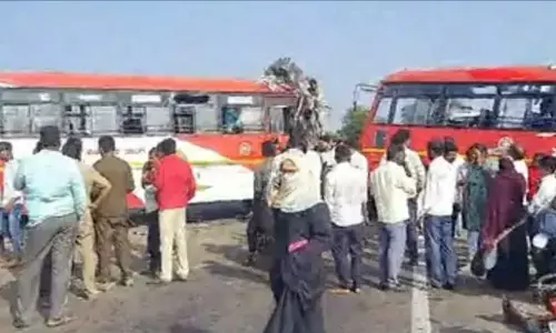 Karnataka Road Accident: कर्नाटक में आरटीसी बसों की आमने-सामने से टक्कर, 2 लोगों की मौत और 10 से ज्यादा घायल