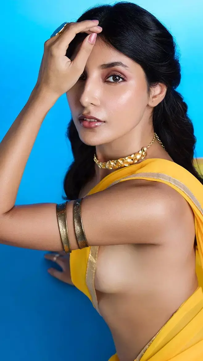 कौन है ये हॉट हसीना, जिसने फोटोशूट के लिए उतार फेंका ब्लाउज, देखिए तस्वीरें...