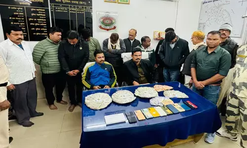 Raigarh News: कांग्रेस पार्षद के घर चल रहे जुए की फड़ पर पुलिस की रेड, 10 जुआरी गिरफ्तार