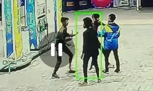 CG-वीडियो-राजधनी में चाकूबाजी, एक की हत्या, दो गंभीर, पेट्रोल पंप कर्मचारी को बदमाशों ने मारा चाकू...