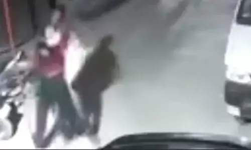 Delhi Crime News: सुनसान सड़क पर महिला का गला घोंटने की कोशिश, बैग व मोबाइल लेकर भागा बदमाश