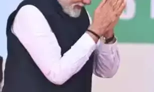 Prime Minister Narendra Modi: पीएम नरेंद्र मोदी ने बस्‍तर की बेटी भूमिका के माता-पिता को किया प्रणाम: मोदी ने महुआ को लेकर कही यह बड़ी बात...