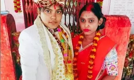 दो लड़कियों ने आपस में की शादी, आर्केस्टा में डांस के दौरान हुआ प्यार, दूल्हा-दुल्हन की तरह मंदिर में की शादी...