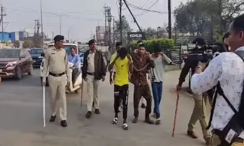 Raipur News: पेट्रोल पंप के कर्मचारी को चाकू मारने वालों का पुलिस ने किया ऐसा हाल, कान पकड़ के मांगने लगे माफी...