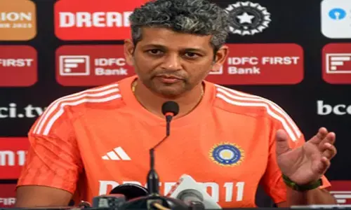 Navi Mumbai News : हरमनप्रीत की खराब फॉर्म पर मुख्य कोच ने कहा: ऐसा हर क्रिकेटर के साथ होता है