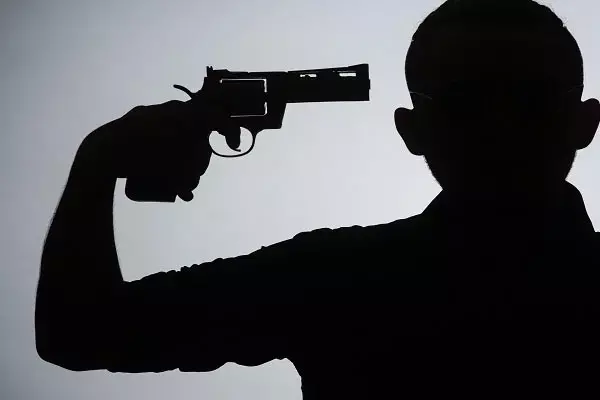 Greater Noida News: दोस्त को फंसाने के लिए युवक ने खुद को मारी गोली, पैसे के लेनदेन को लेकर हुआ विवाद