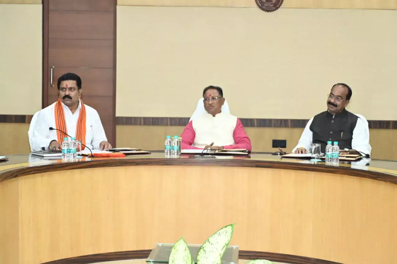 Vishnudeo Sai Cabinet meeting: देखें फोटो- सीएम विष्‍णुदेव साय की अध्‍यक्षता में शुरू हो गई है कैबिनेट की बैठक, इन विषयों पर हो सकती है चर्चा