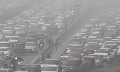 Uttar Pradesh News : कोहरे और प्रदूषण से लोग परेशान,  विजिबिलिटी हुई काफी कम, वाहन की रफ्तार पर भी लगाम