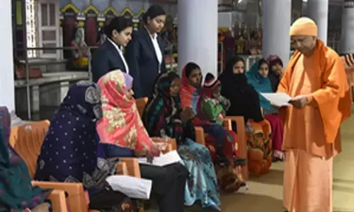 UP News : गोरखपुर में जनता दर्शन का आयोजन, गुहार लेकर आई महिला को दिया मकान-राशनकार्ड दिलाने का भरोसा