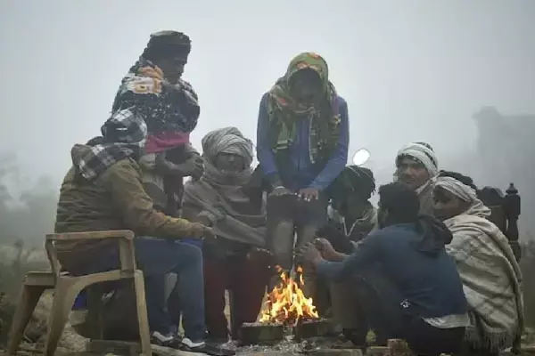 Jharkhand News: झारखंड में कंपकंपाती ठंड से लोग बेहाल, मौसम का बदलेगा मिजाज, बारिश के आसार