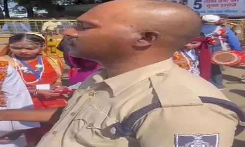 MP News: CM मोहन यादव के शहडोल कार्यक्रम में लापरवाही, पुलिस के वर्दी में घुसा शराबी, लड़कियों से की बदतमीजी