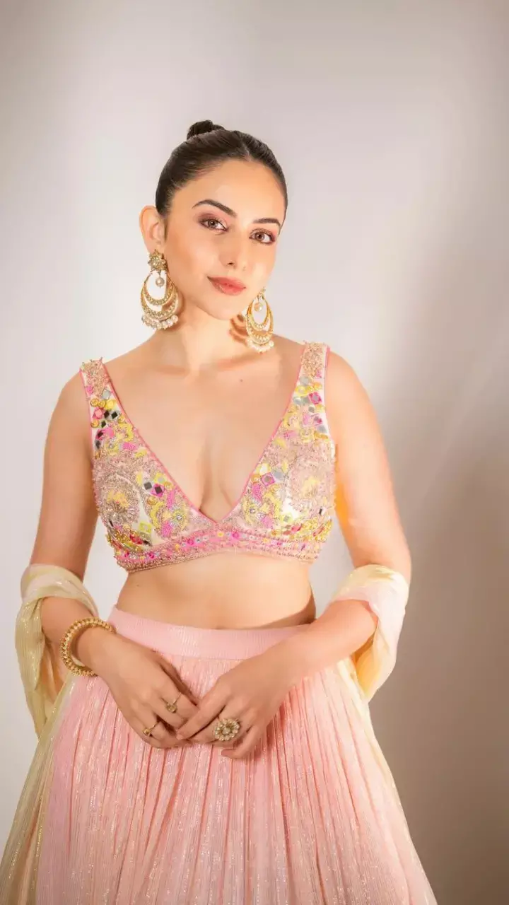 लहंगा-ब्लाउज में रकुल प्रीत ने दिखाई बेहद बोल्ड पोज, फोटो देख घायल हुए लोग, देखिए