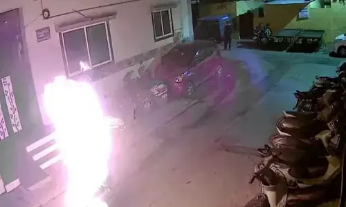 Indore News: पत्नी की प्रताड़ना से पीड़ित पति ने ससुराल में खुद को आग लगाकर की खुदकुशी, महिला है पाकिस्तानी विस्थापित...