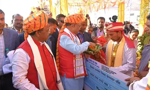 Balrampur Ramanujganj: तातापानी महोत्सव में 400 जोड़े दाम्पत्य सूत्र में बंधे, CM साय ने दिया वर वधू को आशीर्वाद व अनेकों उपहार