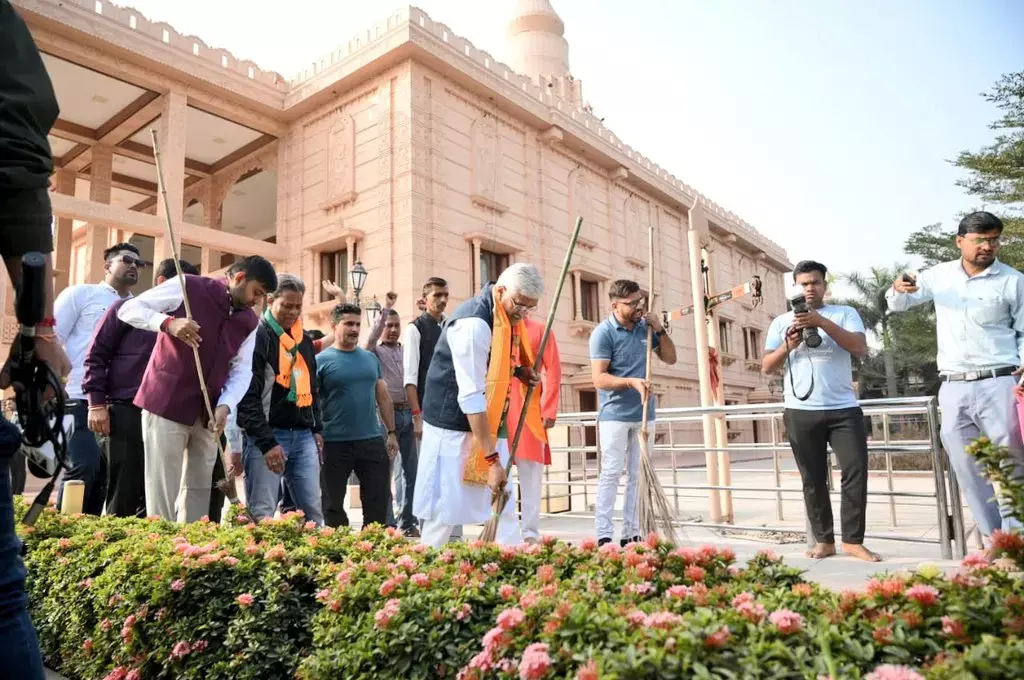 Gajendra Singh Shekhawat: केंद्रीय मंत्री ने रायपुर के श्री राम मंदिर में की सफाई: जल जीवन मिशन में गड़बड़ी को लेकर कहा- अगर भ्रष्‍टाचार हुआ है तो उसकी जांच होगी
