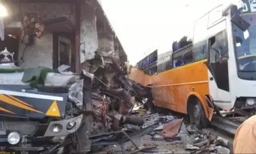 Yamuna Expressway Accident: यमुना एक्सप्रेसवे पर दो बसों की टक्कर, 40 यात्री घायल