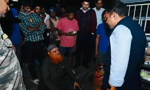 Raipur News: कलेक्टर ने दिखाई संवेदनशीलता: सड़क दुर्घटना मेंघायल का खुद रुक कर किया प्राथमिक उपचार, पूछा-अस्‍पताल पहुंचवा दूं..