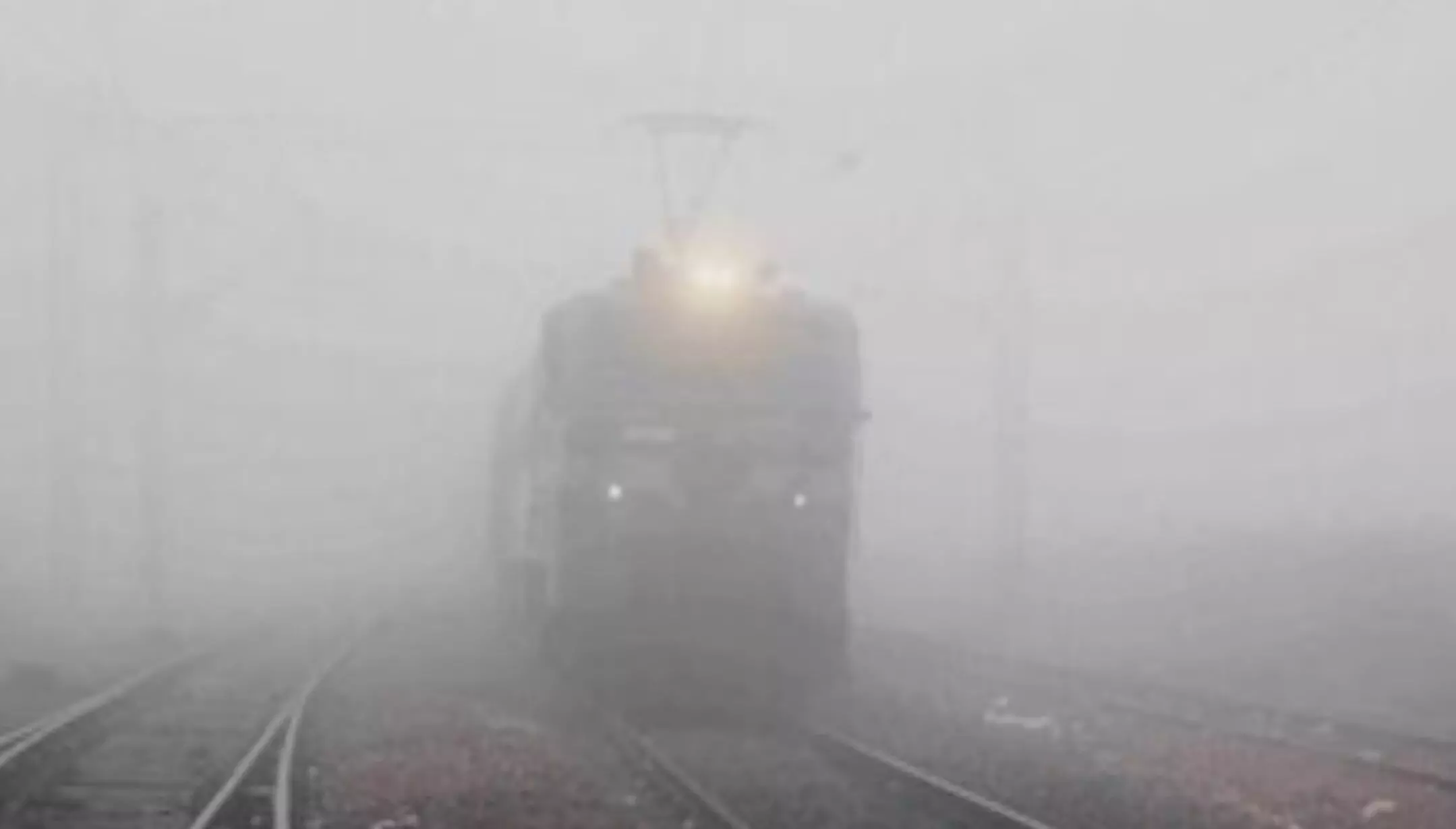 Trains Delayed: कोहरे के कारण 17 फ्लाइटें कैंसिल, 13 घंटे की देरी से चल रहीं ट्रेनें, जानें पूरी लिस्ट Trains Delayed: कोहरे के कारण 17 फ्लाइटें कैंसिल, 13 घंटे की देरी से चल रहीं ट्रेनें, जानें पूरी लिस्ट