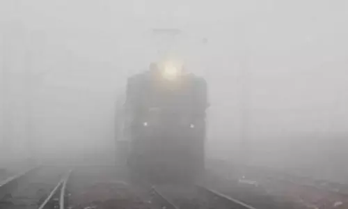 Trains Delayed: कोहरे के कारण 17 फ्लाइटें कैंसिल, 13 घंटे की देरी से चल रहीं ट्रेनें, जानें पूरी​ लिस्ट