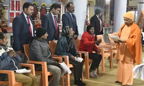 Uttar Pradesh News : किसी भी दशा में बख्शे न जाएं जबरन जमीन कब्जा करने वाले : सीएम योगी