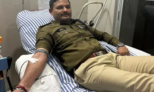 नक्सल हमले में घायल जवान को इंस्पेक्टर ने किया रक्तदान