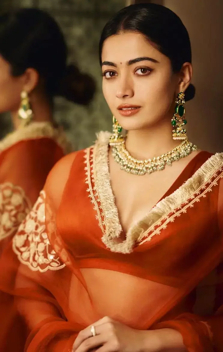 नारंगी लहंगा-चोली में दुल्हन जैसी सजी दिखीं रश्मिका मंदाना, खूबसूरत निखार देख बोले फैंस- दुल्हन ने तो...