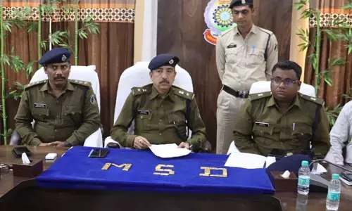 Mahasamund News: लग्जरी कार में सोने की स्मगलिंग, दो करोड़ की गोल्ड बिस्किट के साथ एक पकड़ाए...