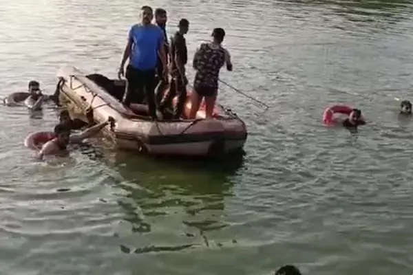 वडोदरा में बड़ा हादसा: नाव पलटने से 12 स्कूली छात्र सहित 14 की मौत, पिकनिक मनाने गए थे स्कूल के शिक्षक और बच्चे