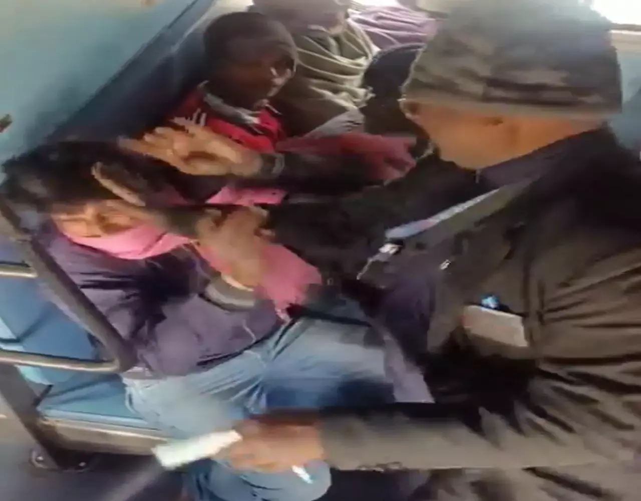 TTE Viral Video: टीटीई साहब मत मारो, गलती हो गई... गुहार लगाता रहा यात्री फिर भी टीटीई ने लगातार बरसाए थप्पड़, और अब...