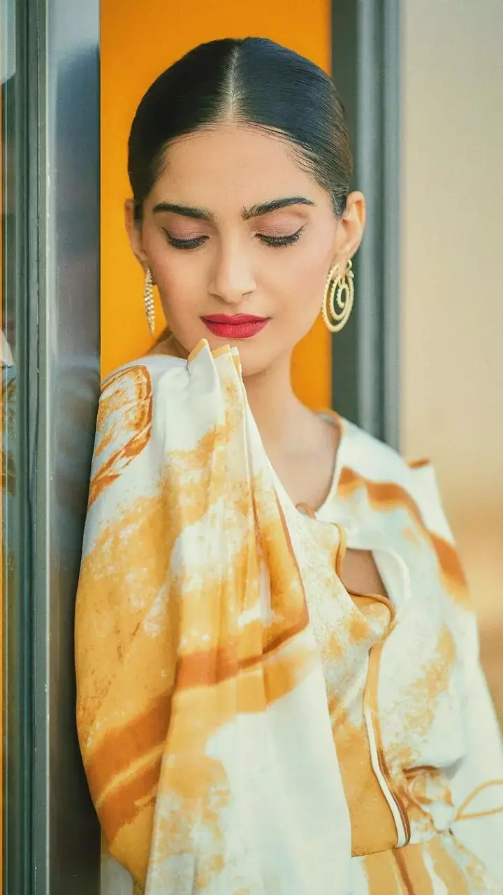 ट्रेंडी मिडी ड्रेस में सोनम कपूर ने खूबसूरती का बिखेरा ऐसा जलवा, देखें किलर लुक...