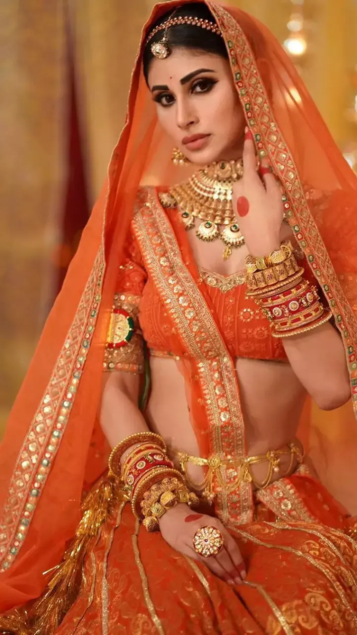 ऑरेंज लहंगा चोली में मौनी रॉय ने लगाई आग, खूबसूरती कर देगी पागल, देखें फोटोज