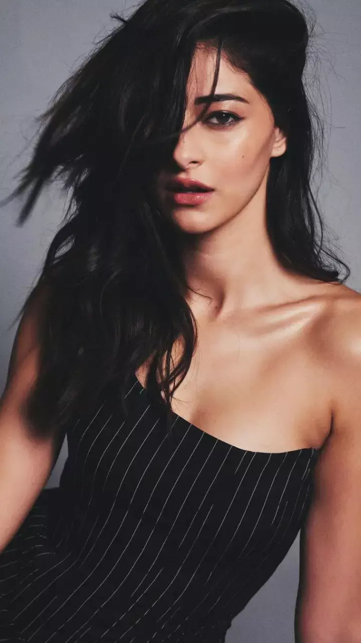 ब्लैक शॉर्ट ड्रेस में अनन्या पांडे ने बोल्ड लुक्स से सोशल मीडिया पर बरपाया कहर, देखें फोटोज