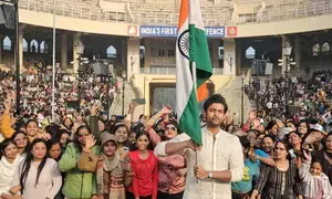 Varun Tej News: साउथ फिल्म के बाद बॉलीवुड में डेब्यू करने जा रहे वरुण तेज, वाघा बॉर्डर पर प्रशंसकों से मिले प्यार से बेहद खुश एक्टर...