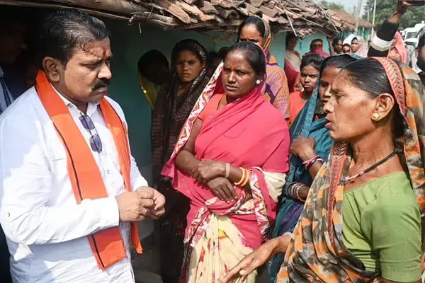 कवर्धा हत्या मामला: डिप्टी सीएम पहुंचे मृतक सादराम यादव के घर, परिवारजनों को दिलाया मदद का भरोसा, 5 लाख की सहायता