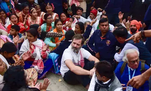 Rahul Gandhi News: मंदिर में जाने से रोके जाने पर धरने पर बैठे राहुल गांधी, कहा- अब पीएम तय करेंगे कि मंदिर में कौन जाएगा