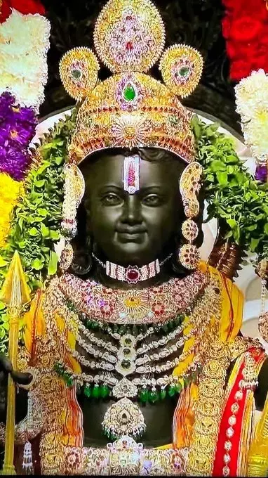 Ayodhya Ram Mandir: देखिए Photo: राम मंदिर की प्राण प्रतिष्ठा पूरी...सुनहरा कुर्ता, सफेद धोती और पटका डालकर PM मोदी ने की पूजा अर्चना....