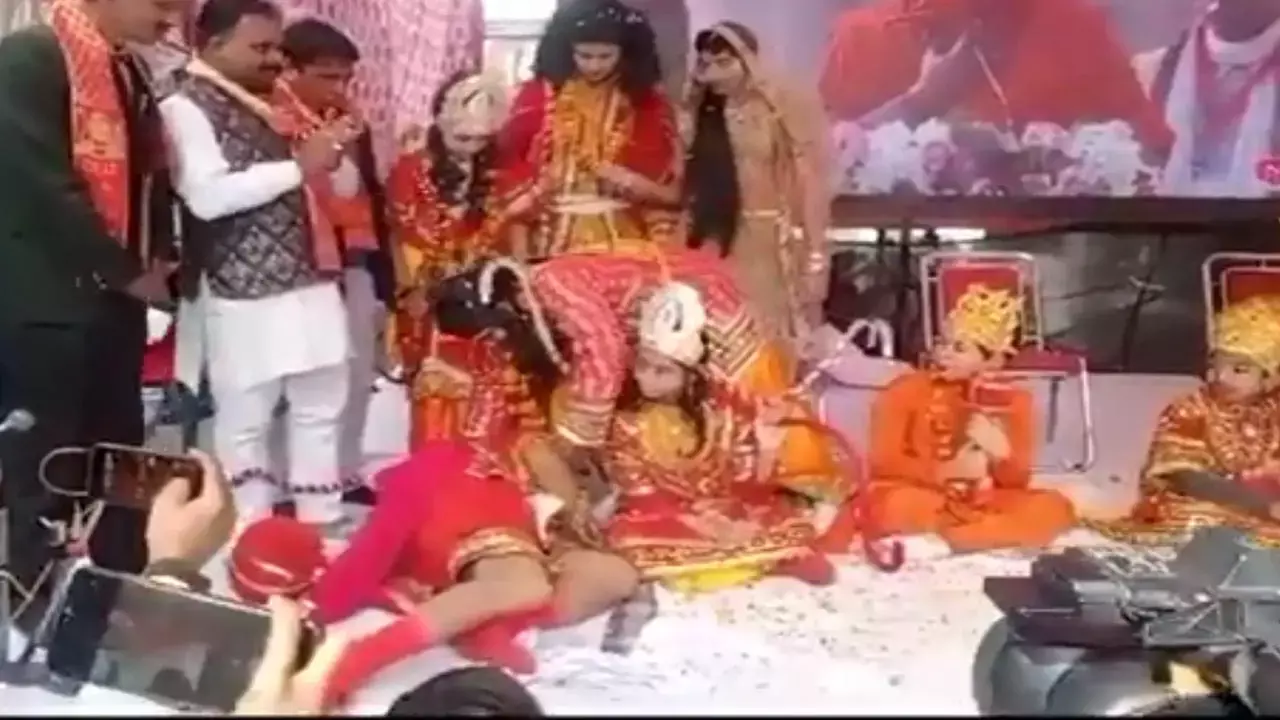 Ramleela Viral Video: लाइव कैमरे के सामने हार्ट अटैक से ‘हनुमान’ की हुई मौत, प्रभु श्रीराम के चरणों में तोड़ा दम, देखें वीडियो...