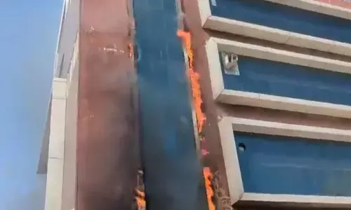 Rajasthan News: शॉर्ट सर्किट से बिल्डिंग में लगी आग, अंदर फंसे 100 कर्मचारी, खिड़की से निकाला गया बाहर