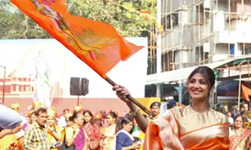 Shilpa Shetty News: शिल्पा ने सिद्धिविनायक मंदिर में भगवान राम की तस्वीर वाला भगवा झंडा लहराया...