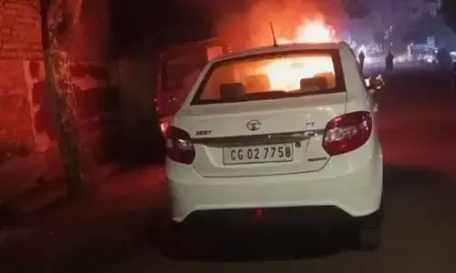 Raipur News: राजभवन के पास सरकारी गाड़ी में लगी आग, बाल-बाल बचे...