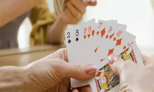 पुलिस चौकी में पूरा स्टाफ खेल रहा था जुआ, औचक निरीक्षण में खुल गई पोल, SSP ने सभी को किया लाइन हाजिर...