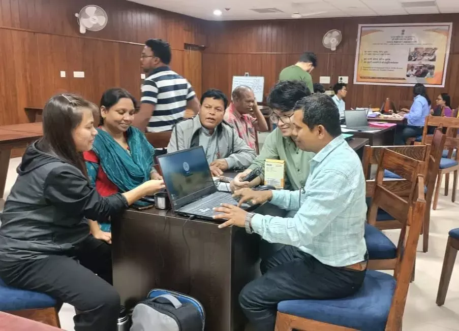 Halbi Balbodhini: बस्‍तर के बच्‍चे हल्‍बी में पढ़ेंगे अंग्रेजी: गणतंत्र दिवस के अवसर ‘हल्बी बालबोधिनी’ पुस्तक का प्रधानमंत्री करेंगे विमोचन