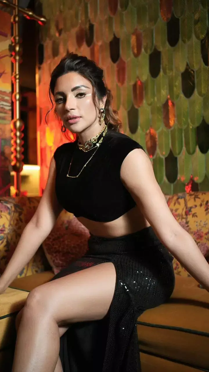 ब्लैक स्कर्ट में शमा सिकंदर के नए फोटोशूट ने मचाया कहर, दिए ऐसे किलर पोज