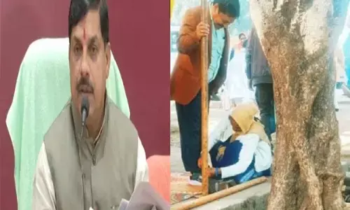 Madhya Pradesh News: महिला से जूते की लेस बंधवा रहा था एसडीएम, CM ने हटाया