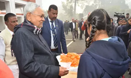 Bihar News : बिहार में सियासी बदलाव की चर्चा के बीच नीतीश ने बांटी जलेबी