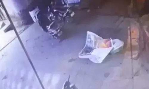 MP News: देर रात बदमाशों ने फाड़ा रामलला का पोस्टर, सीसीटीवी में वारदात कैद